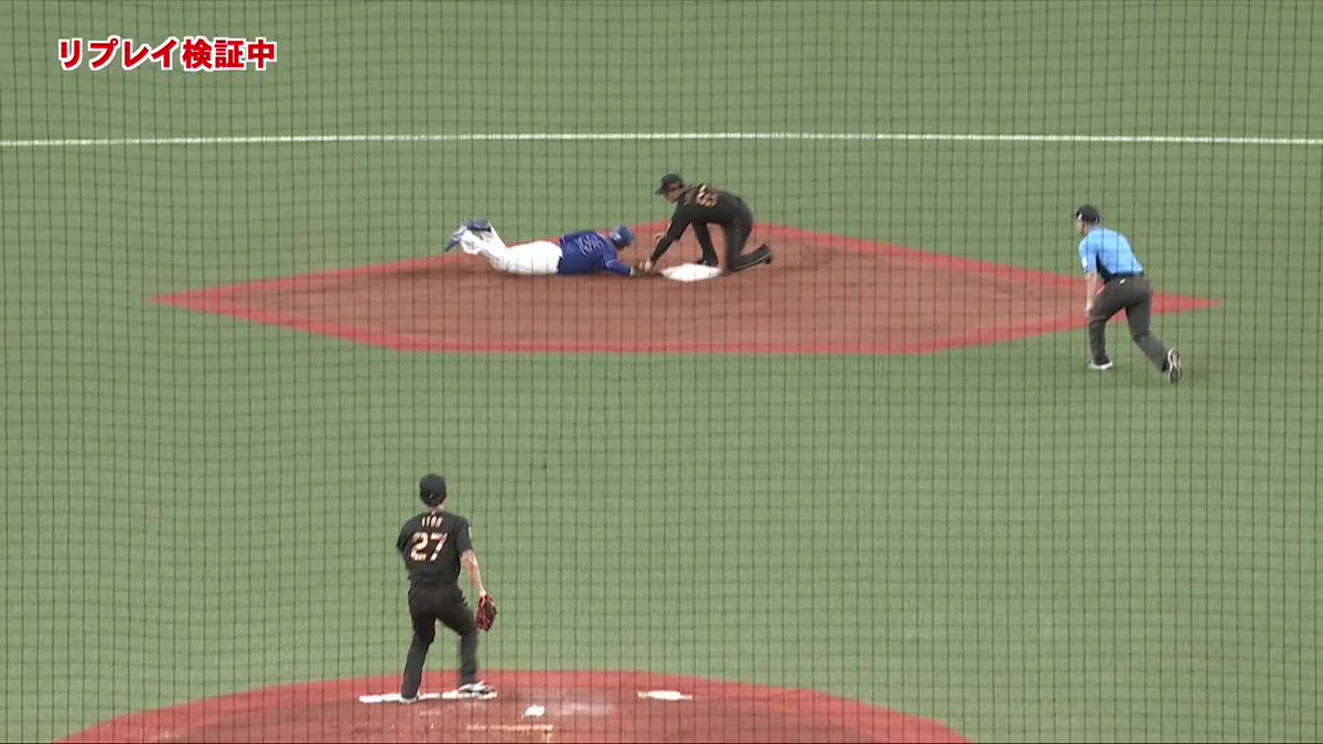 4回表、伊藤将投手の牽制の判定はリプレイ検証によりアウトに覆る！