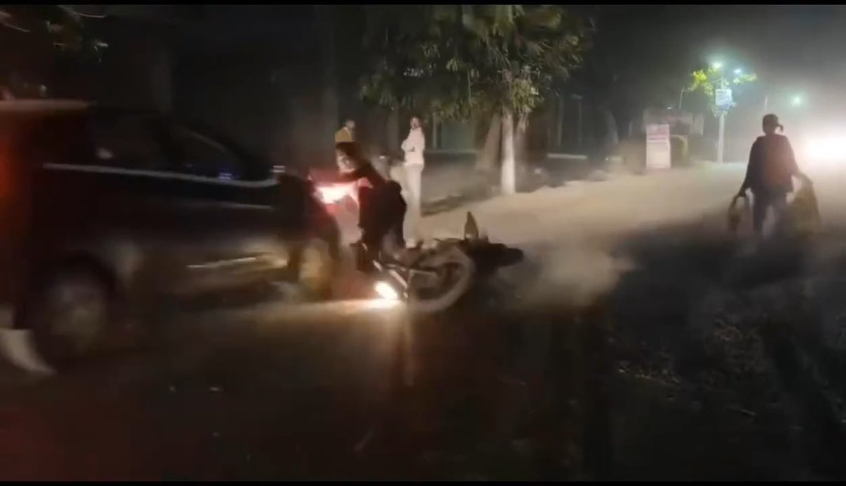 सरकार की गलती दिखाने के लिए वीडियो बना रहे थे, तभी कार वाले ने रौंद दिया इटावा रामलीला रोड सड़क पर गिट्टी पड़े होने से कई भयानक हादसे हो रहें हैं, कब किस की जान चली जाए चार दोस्त सरकार कि आँख खोलने के लिए एक वीडियो शूट कर रहे थे की गिट्टी की वजह से बाइक फिसल रही है दुर्भाग्य से सामने कार आ जाती है जो बाइक सवार दोस्तों को धक्का मार देती है लेकिन कोई ज़्यादा घायल नही होता है
