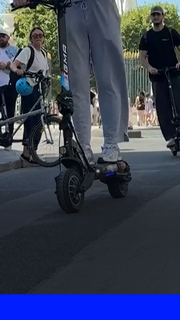 Le casque et le gilet fluo désormais obligatoires en trottinette électrique à Paris et en petite couronne