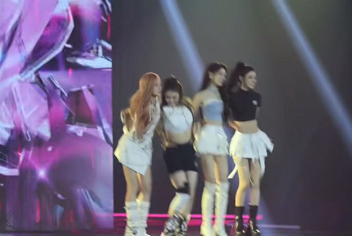 Live perform Summer Anjel Yang kita liat ternyata itu hasil record kemarin..dan mereka tampil live juga tapi tanpa ian… #하츠투하츠 #Hearts2Hearts #H2H Hearts2Hearts #Stella #Ian #Anna #Ella #Jeemin