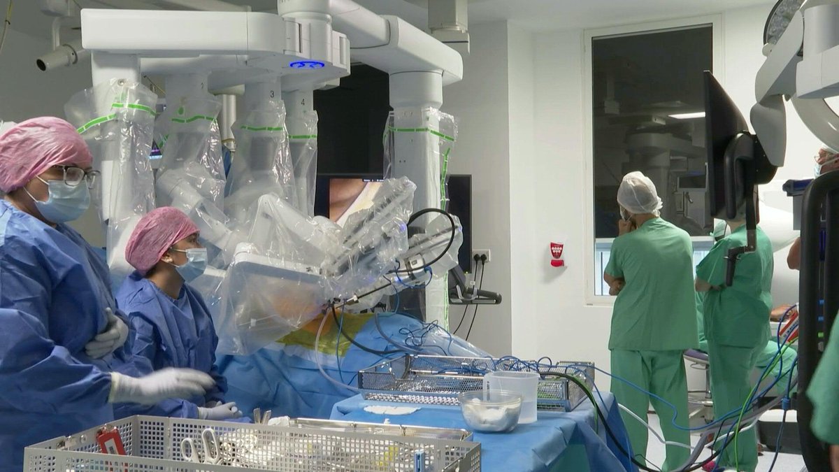 🇬🇧 Inside a London hospital at the forefront of UK drive to increase robotic-assisted surgery The UK government has set a target for robotic assistance to be used in nine out of 10 keyhole surgeries carried out in England by 2035.