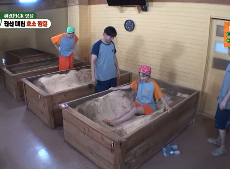 아기 묻히는 중 (효소 찜질입니다 ㅋㅋㅋ)