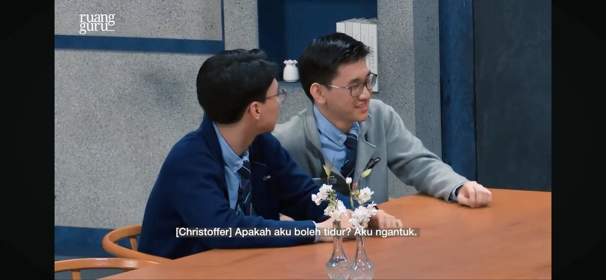 Lucu banget momen ini 😭🤣 Pake ijin dulu dia 🤏🏻 Christoffer : apakah aku boleh tidur aku ngantuk? Eh terompet auroranya bunyiii