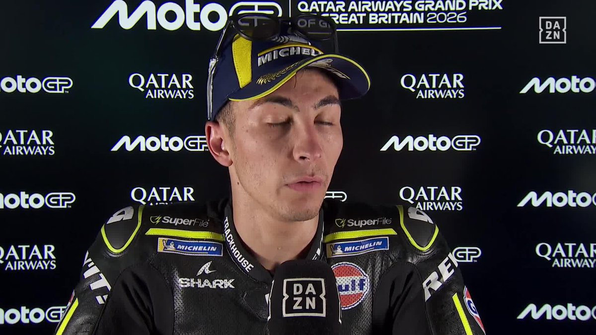 Cuando el que te va a felicitar es una leyenda Dani Pedrosa y te entra hasta vergüenza 😂 ¡Qué crack Raúl Fernández! 🗣️ "Voy disfrutnado mucho pilotando. Y eso no tiene precio" #BritishGP 🇬🇧 #MotoGP 🏁