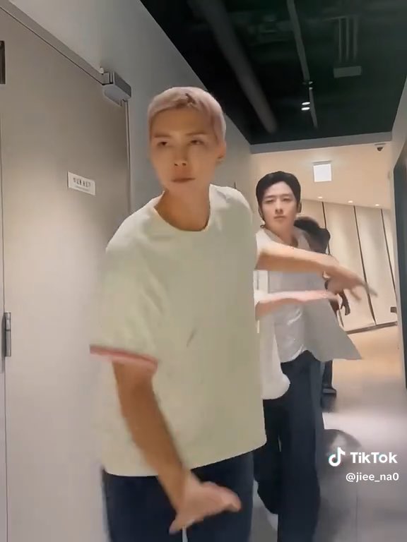 Hahaha pantesan Jisung bilang sekarang dia lebih extrovert
