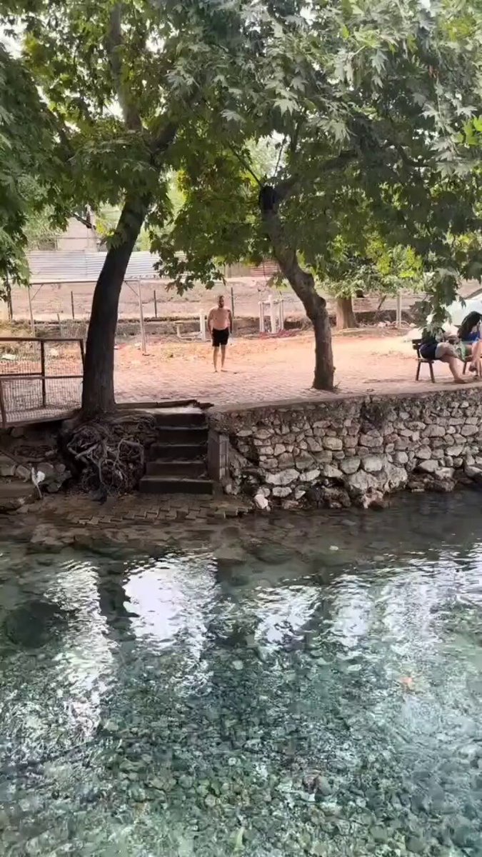 Dibi görünen suya atlayan bir vatandaş, hayatının en büyük hatasını yaparak ciddi şekilde yaralandı.