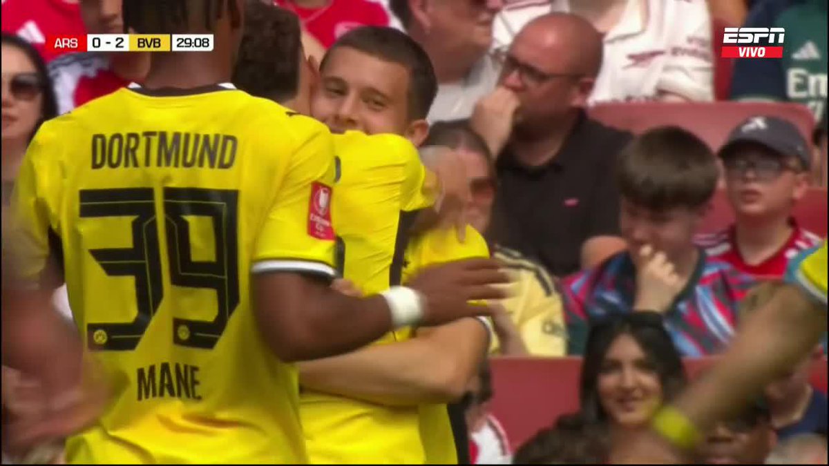 Ufff, la carta de presentación de Konstantinos Karetsas en su primer partido con la casaca del Borussia Dortmund y ante Arsenal. Tiene 18 AÑOS, es griego y acaban de pagar €30M por él al Genk. Recuerden su nombre. 🇩🇪💎🇬🇷