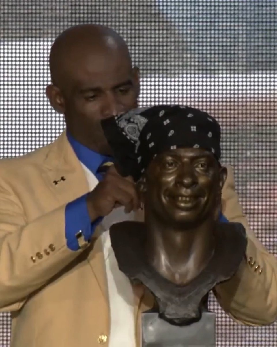 When COACH PRIME put a bandana on his Pro Football Hall of Fame bust 👀