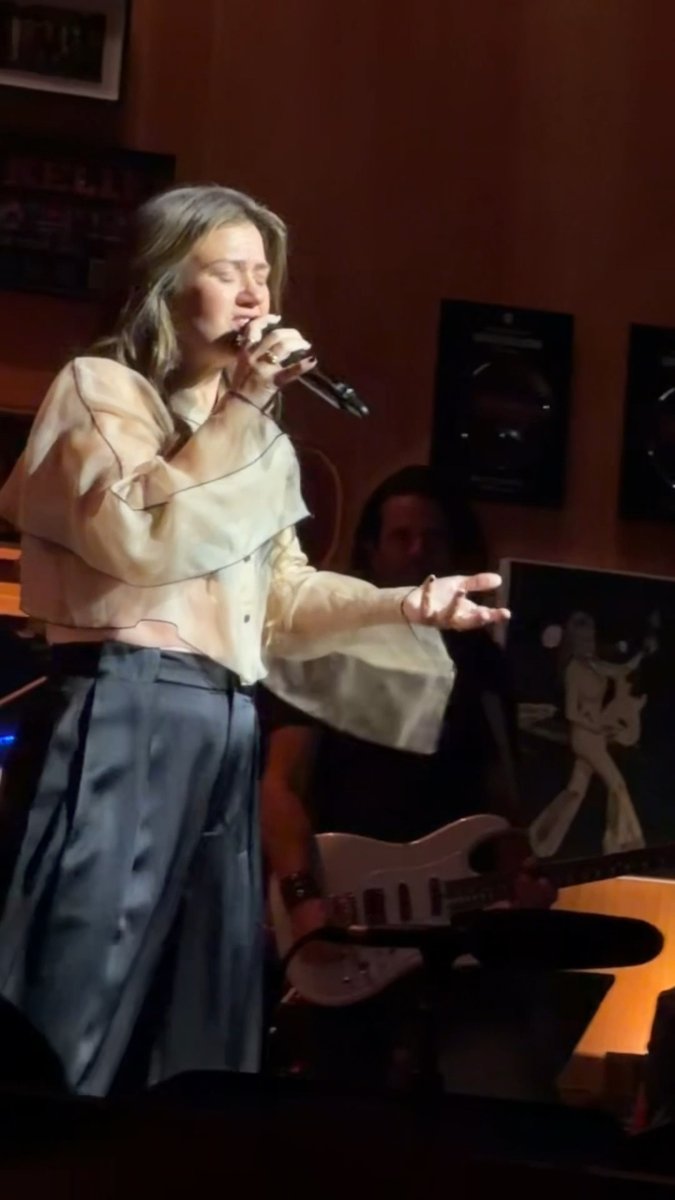 Kelly Clarkson has experienced the breakup sequel - and she does NOT recommend it 😂💔 During her Las Vegas residency at Caesars Palace, the superstar singer, 44, riffed about having to break up with the same person twice, telling the audience: “You feel like a piece of sh*t both times! It’s awful!” But, Kelly concluded, “people hear what they wanna hear”🤷🏻‍♀️ #kellyclarkson #breakups #vegas 📽️: @jpasc24
