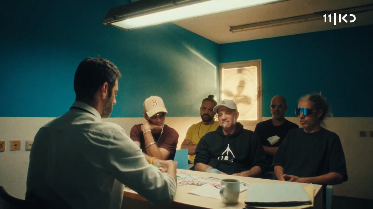 אמיתי מבלי לבדוק, מי יודע איזה סטיקר בשיר הוא המצאה? כל השאר אמיתיים