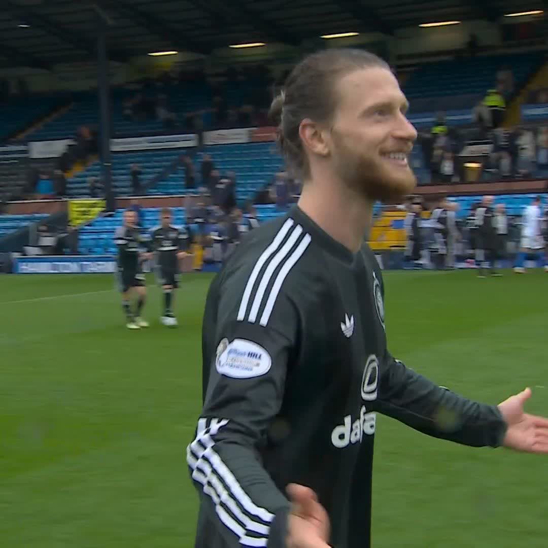 Kasper Hogh celebrating with Celtic fans at full-time 🕺