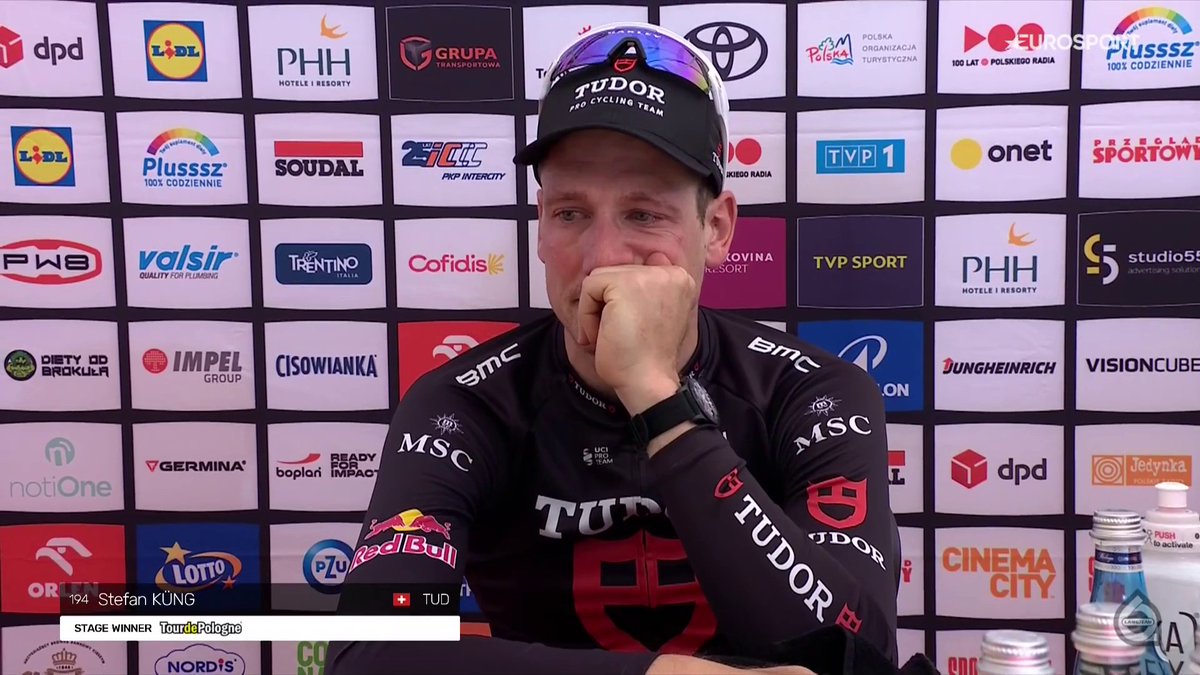 ๐ฅฒ La emociรณn a flor de piel de Kรผng tras llevarse su primera victoria en casi dos aรฑos en la crono final de Polonia ๐ Marco Brenner conquista la general y un enorme Ivรกn Romeo acaba tercero tras un fantรกstico desenlace #TDP2026 | #LaCasadelCiclismo
