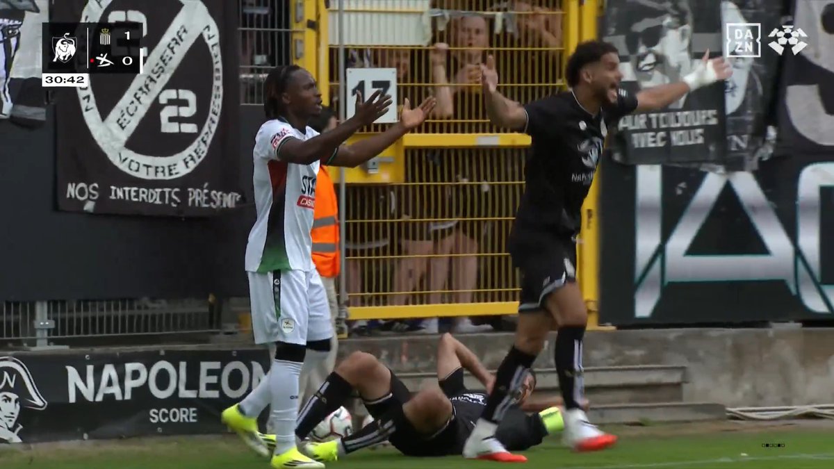 🟥 | Abdoul Traoré krijgt een rode kaart voor deze slechte reactie. 🥊💢 Bekijk #CHAOHL NU in de DAZN-app! 📲