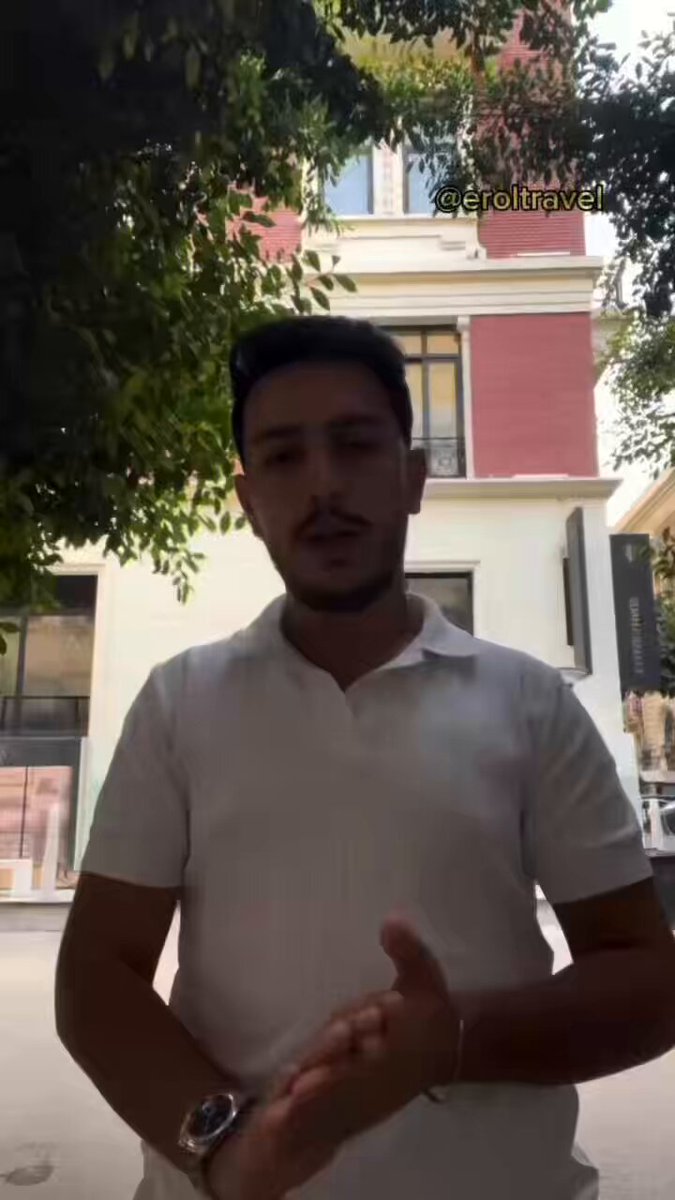 Bir Türk gezgin, Mısır’da nasıl gasp edildiğini anlattı: • Öncelikle otelimi “Piramit manzaralı meşhur otellerden biri olsun” düşüncesiyle Giza bölgesinden seçtim ama büyük bir hata yaptım. • Otelden çıkış yaptığım gün metro durağına gitmek istedim. • ⁠Metroya gitmek için otobüs beklerken yanıma bir çocuk geldi ve saati sordu. • ⁠Arap olmadığımı ve anlamadığımı söyledim. Ardından çocuğun babası olduğunu söyleyen bir adam “Ben aslında İngilizce öğretmeniyim, Kahire'de yaşamıyorum.” • ⁠“Oğlumu buraya tatile getirdim. İstersen sana yardımcı olabilirim, nereye gideceksin?” diyerek yaklaştı. • Metroya gideceğimi söyleyince “Gel, bu dolmuş gidiyor. Beraber gidelim” dedi ve beni dolmuşa bindirdi. • ⁠Dolmuşta paramı kendi ödedi. Ben ödemek istediğimde “Sen misafirsin, Türksün, oğluma çok benziyorsun” diyerek kesinlikle kabul etmedi. Ben de saf gibi bunlara inandım. • ⁠Sonra bana Kahire'deki amacımı sordu. Gezmek istediğimi söyleyince “Ben oğlumu Sakkara denen bir yere götüreceğim, daha önce duydun mu? Gel beraber gidelim, sen benim oğlumsun, sen de gör” diyerek beni ikna etti. • ⁠Tekrardan bir tuktuka bindik. Yola çıktık fakat gittiğimiz yer daralmaya başladı, sadece ara sokakların olduğu bir yere geldik. • ⁠Olduğumuz yer inanılmaz derecede sıkıntılıydı. Doğduğum, büyüdüğüm semtler de tehlikelidir ama burası gerçekten çok kötüydü. • ⁠Bir elinde palayla çıkan vardı, öbürünün kolu veya bacağı kesikti, biri çöpten yemek yiyordu. İnanamayacağınız garip bir ortamdı. • Araç durdu. Adam “Sakkara'ya geldik” diyerek cebinden 2.000 Mısır Lirası çıkarıp şoföre verdi. • ⁠Bana da “Giriş parası için sen de 2.000 vereceksin” dedi. Bunun çok fazla bir para olduğunu ve vermeyeceğimi söyledim. • ⁠Adam “Vermek zorundasın. Burası çok sıkıntılı bir yer, şoförün oturduğu yer burası. Başına bir iş gelir. Ben Mısırlıyım, kurtulurum ama sen kurtulamazsın” diye tehditvari konuştu. • ⁠Zar zor parayı benden aldılar, şoföre verdim. Şoför “Tepeye çıkıp bakabilirsin” dedi. “Bari parayı verdim, çıkayım” diyerek şoför ve oğluyla tepeye çıktım. • Beni getiren adam gelmedi. Çekinip tekrar aşağı indim. Bu sefer arabanın başında 7-8 tane yüzü kesik, eli kesik, elinde bıçak olan adamlar vardı. • ⁠Elinde bıçak olan biri sırt çantama yöneldi. Adamı boğazından tutup geriye doğru ittim. Karmaşa olunca beni buraya getiren adam araya girip olayı sakinleştirdi. Tekrardan araca bindik. • ⁠Geri dönerken bana “Havuza gitmek ister misin? Seni başka yerlere götüreyim” dedi. • ⁠Kesinlikle istemediğimi söyleyince adamın suratı değişti, beni terslemeye başladı. • ⁠Cebinden 800 Mısır Lirası çıkarıp şoföre verdi ve “Bu şoför parası, bunu şoföre vermelisin” dedi. • ⁠Vermeyeceğimi söyleyince bayağı tartıştık. Arabayı durdurup “Şoför seni burada bırakacak. Birazdan o 7-8 kişi de gelecek. Başına ne gelir biz sorumlu değiliz, ne halin varsa gör” dediler. • İndiğim zaman direkt kaybolacağım, caddesi sokağı olmayan, labirent gibi iç içe bir yerdeydik. • ⁠Zar zor yine bu parayı kendilerine verdim. Bir caddeye çıktığımızda “İnmek istiyorum” diyerek arabayı durdurdum. “Karşıki arabalar metroya gidiyor” dediler. • ⁠Karşıki arabaya gidip metroya gidip gitmediklerini sorduğumda adam “Hayır” dedi. • ⁠Arkamı döndüğümde ise bizimkiler çoktan yok olmuştu. Sağlam, çok güzel bir tuzağa düşmüştüm. • ⁠Bu olaydan sonra konsoloslukla iletişime geçtim, polis karakoluna gittim ama kimseden herhangi bir yardım veya ilgi görmedim.