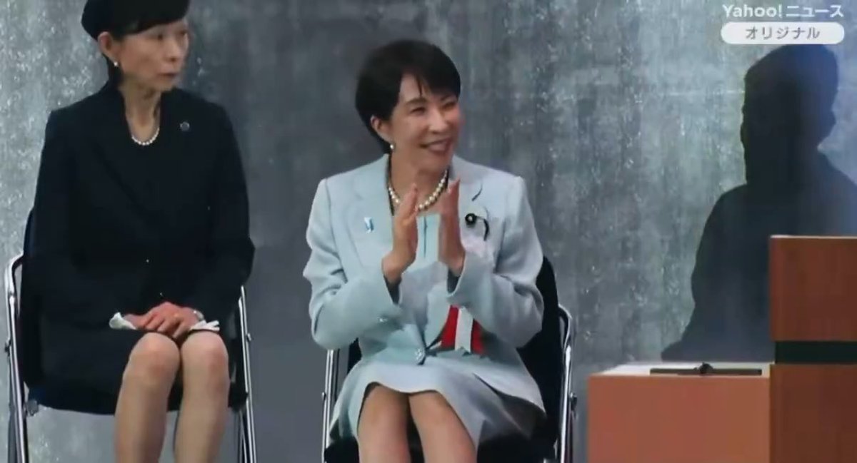 天皇陛下にはお花もお水も出さず、ご挨拶のお言葉すら頂戴しなかったのに。