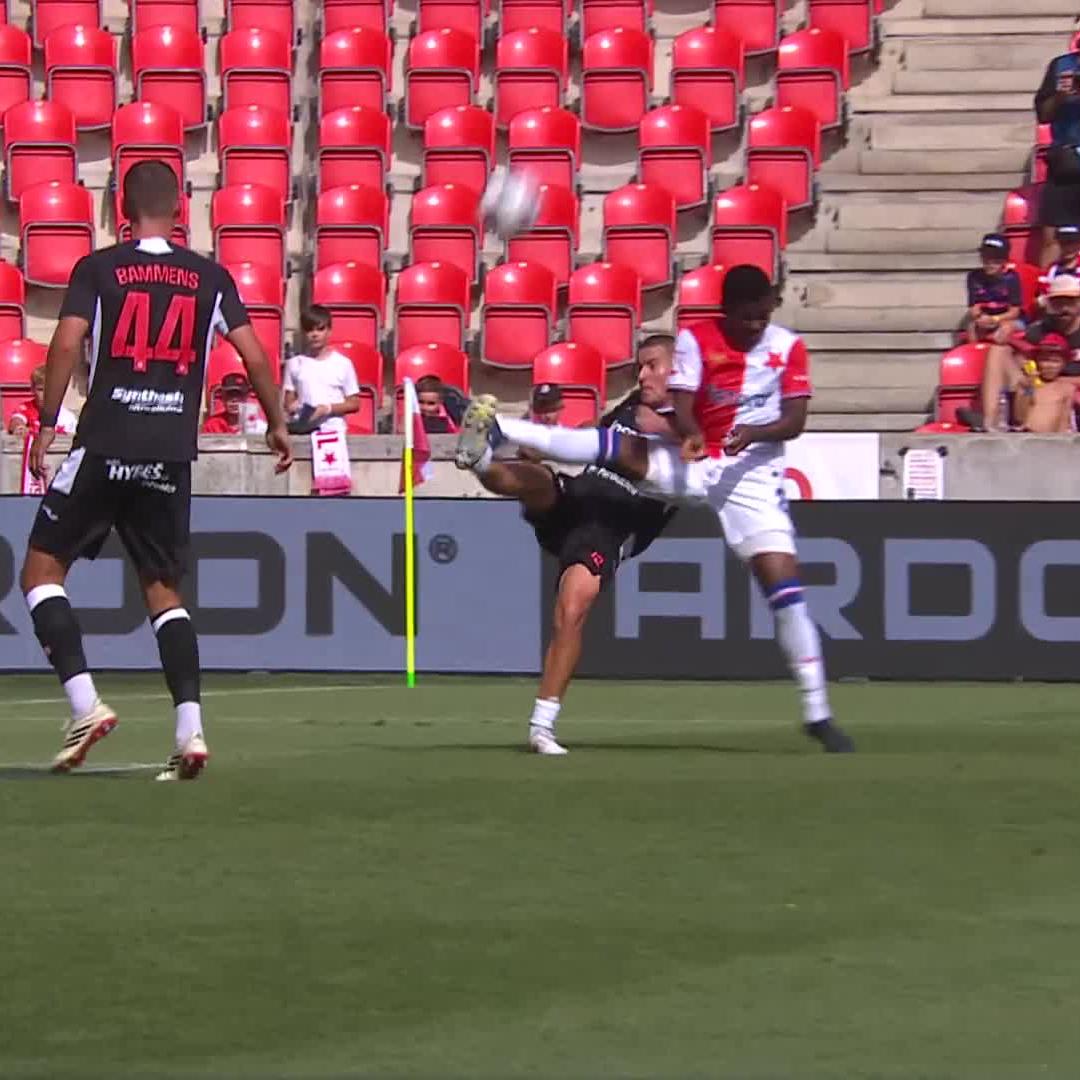 Slavia vládne a některým nezbývá nic jiného, než řešit kraviny. Třeba jako snahu udělat z typicky žlutého šlapáku červenou kartu. U některých fanoušků se nedivím, zdravíme za řeku a na sever, ale že to zkouší i někteří novináři, to nechápu.