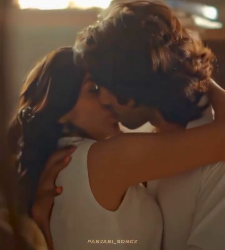 ‘Shahid kapoor’ teaching #MrunalThakur , how to kiss 😉😉