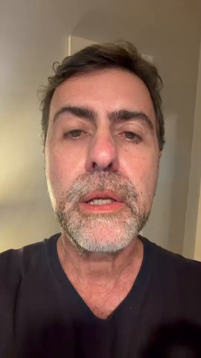 Estou entrando com uma ação no Ministério Público Federal contra Eduardo Bolsonaro. O que ele está fazendo é uma violação grave do Estatuto da Criança e do Adolescente. É crime. Em pleno fim de semana do dia dos pais, divulgar um video contrário a vacinação de uma criança é repugnante. A família Bolsonaro sabotou a vacinação contra a Covid, provocando a morte de milhares brasileiros. Agora eles estão atacando a vacinação de crianças.