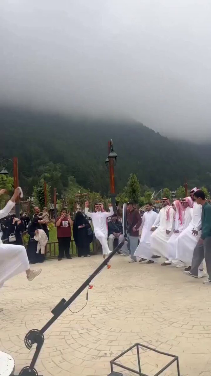 Trabzon Uzungöl'de, Araplar dans etti. Aman ha AMEDSPOR bayrağı açmayın, Trabzonlu kardeşler çok duyarlı bu konuda.