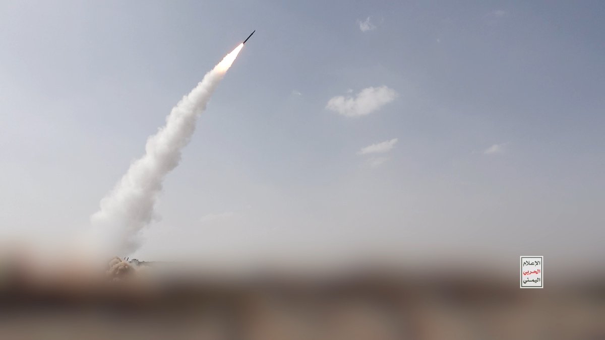 مشاهد إطلاق عدد من الصواريخ الباليستية والطائرات المسيرة على تحشيدات العدو السعودي ومخازن أسلحته في المخا