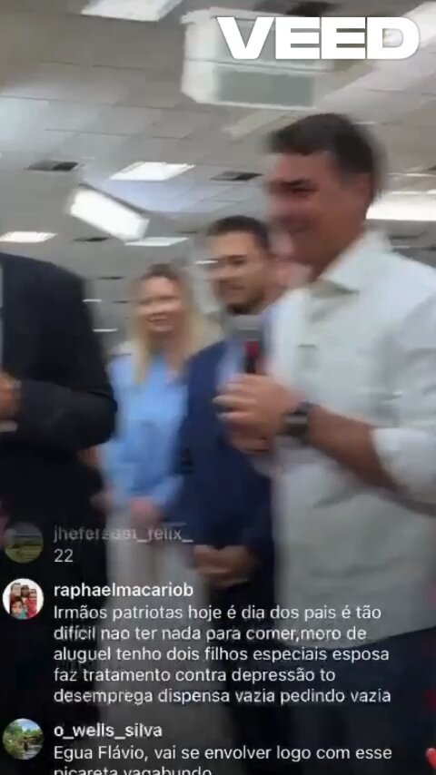 🙏🏻 Ao lado de Eduardo Cunha, Flávio Bolsonaro chora no ombro de Valdemiro Santiago durante culto em comemoração ao Dia dos Pais.