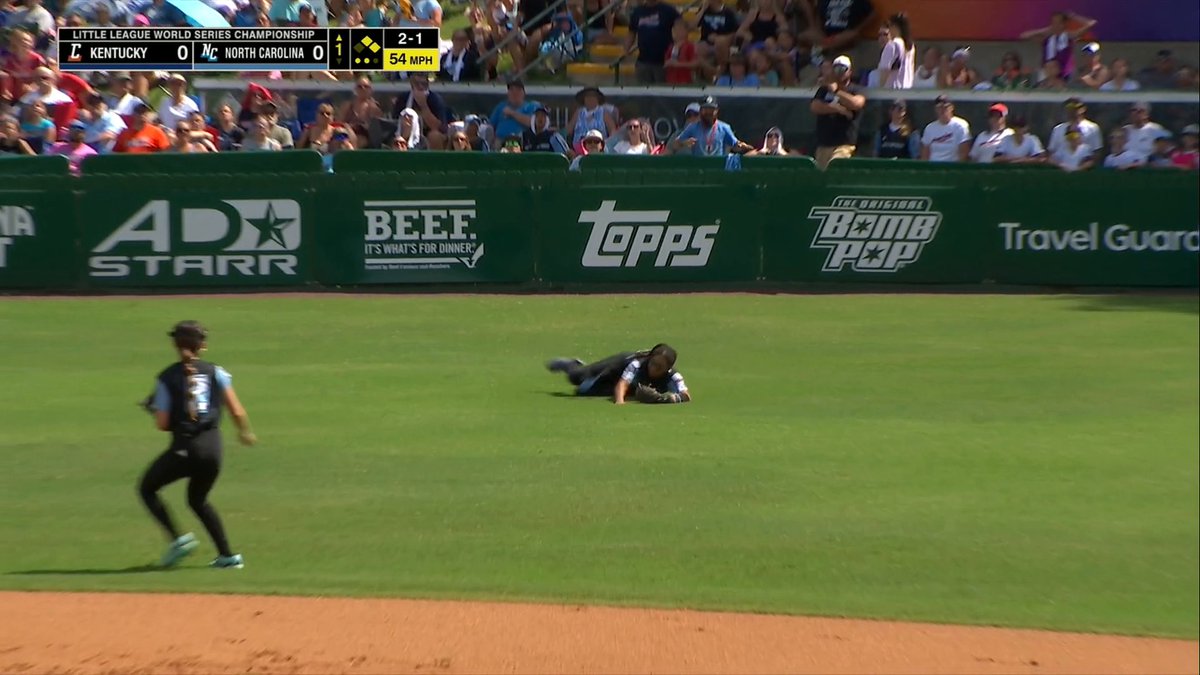 WHAT AN EFFORT! WHAT A CATCH! That's how you start the Little League Softball World Series championship 😤