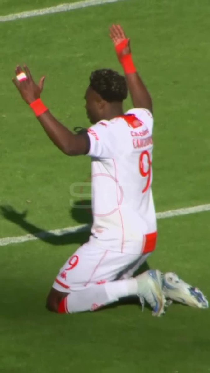 DOBLETE, TOPO GIGIO Y DESCONTROL: Jordy Caicedo marcó el 2-0 de Huracán, festejó contra la hinchada de San Lorenzo y desató la bronca de los jugadores del Ciclón.