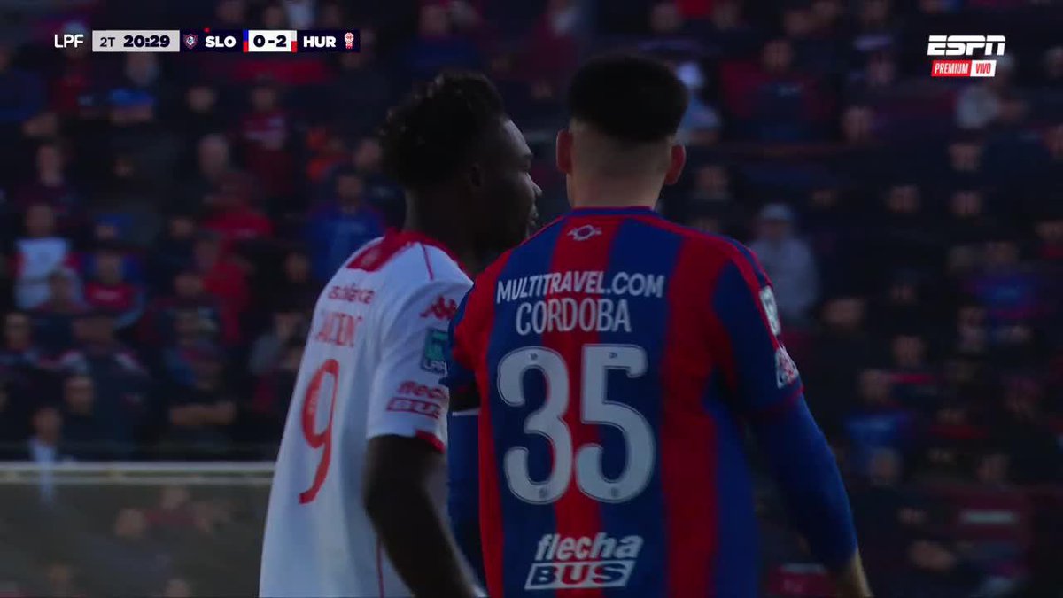 ¡SALIÓ EL GOLEADOR Y ASÍ REACCIONÓ EL ESTADIO! Cuando 🇪🇨 Caicedo fue sustituido tras su doblete, los jugadores de San Lorenzo lo fueron a buscar por su festejo a lo Topo Gigio en el clásico. ▶️ Mira nuestros partidos de la 🇦🇷 #LigaProfesional en el Plan Premium de #DisneyPlus