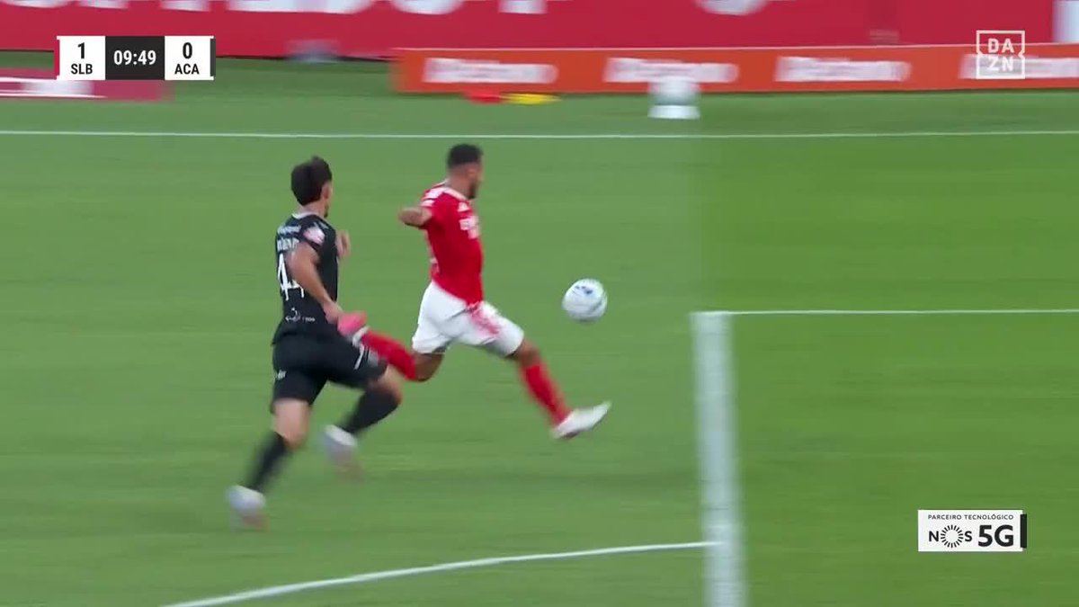QUÉ CHICHARRO, PAVLIDIS 🔥🇬🇷 La afición del Benfica lo celebra fuera del estadio, ya que el partido se juega a puerta cerrada por una sanción por pirotecnia ✖️ #PrimeiraLigaEnDAZN 🇵🇹