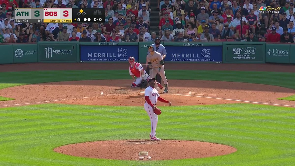 Muncy gives the A's the lead in the ninth 😤