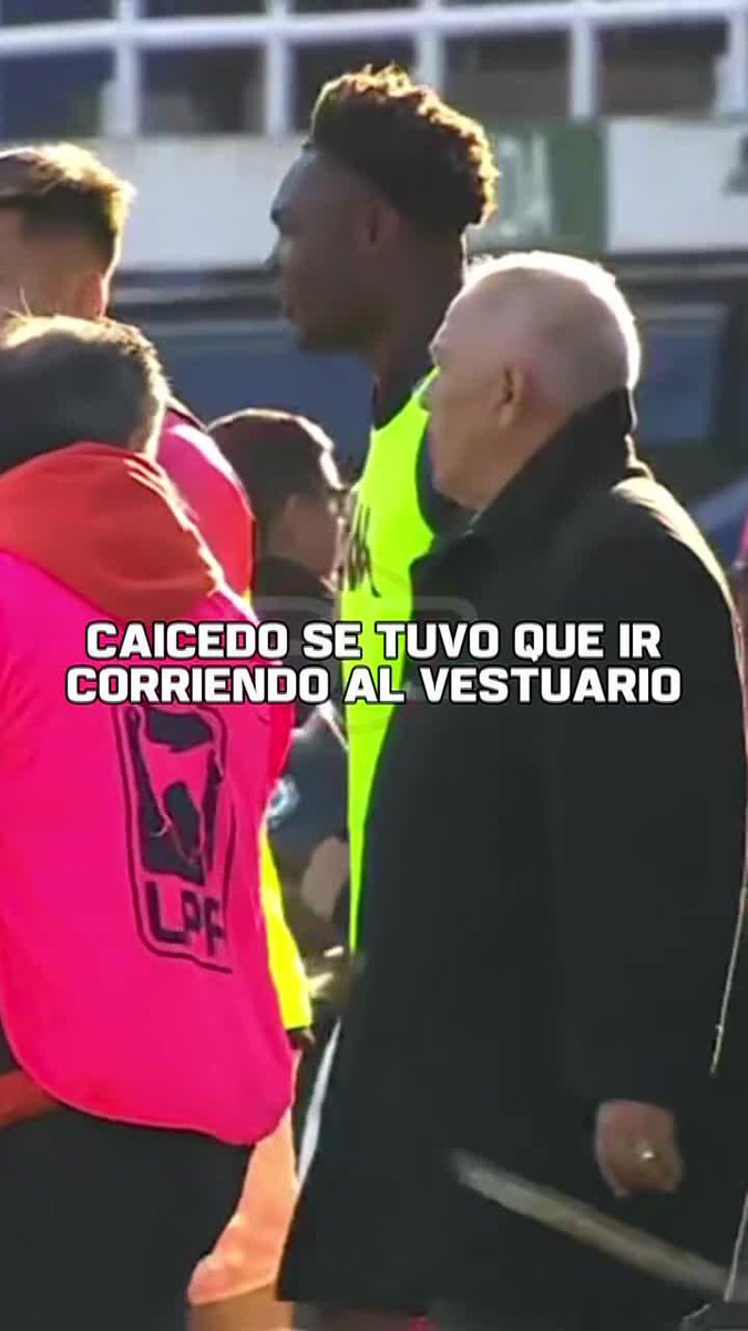 ¡CAICEDO SE FUE CORRIENDO AL VESTUARIO! Tras el pitazo final, los jugadores de San Lorenzo fueron a buscar al goleador de Huracán, que tuvo que irse directo al túnel.