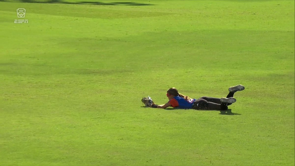 Two diving catches in the same inning‼️ These girls are leaving it all on the field in the Little League Softball World Series title game 👏