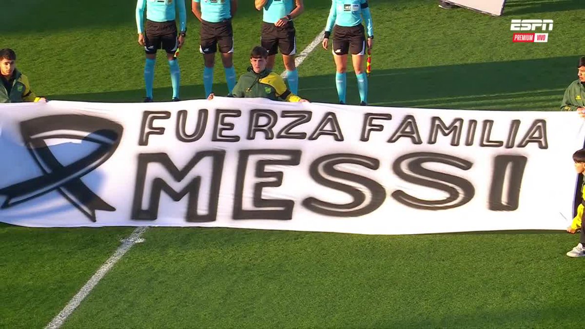 PROBABLEMENTE EL MINUTO DE SILENCIO MÁS EMOCIONANTE PARA JORGE MESSI. Newell's, el equipo de Leo, y un homenaje muy especial, junto a Defensa y Justicia, en el Tito Tomaghello. 📺 ESPN Premium | Suscribite al Pack Fútbol en