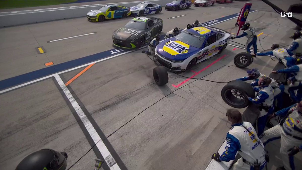 Trouble on pit road for Chase Elliott. 🫣