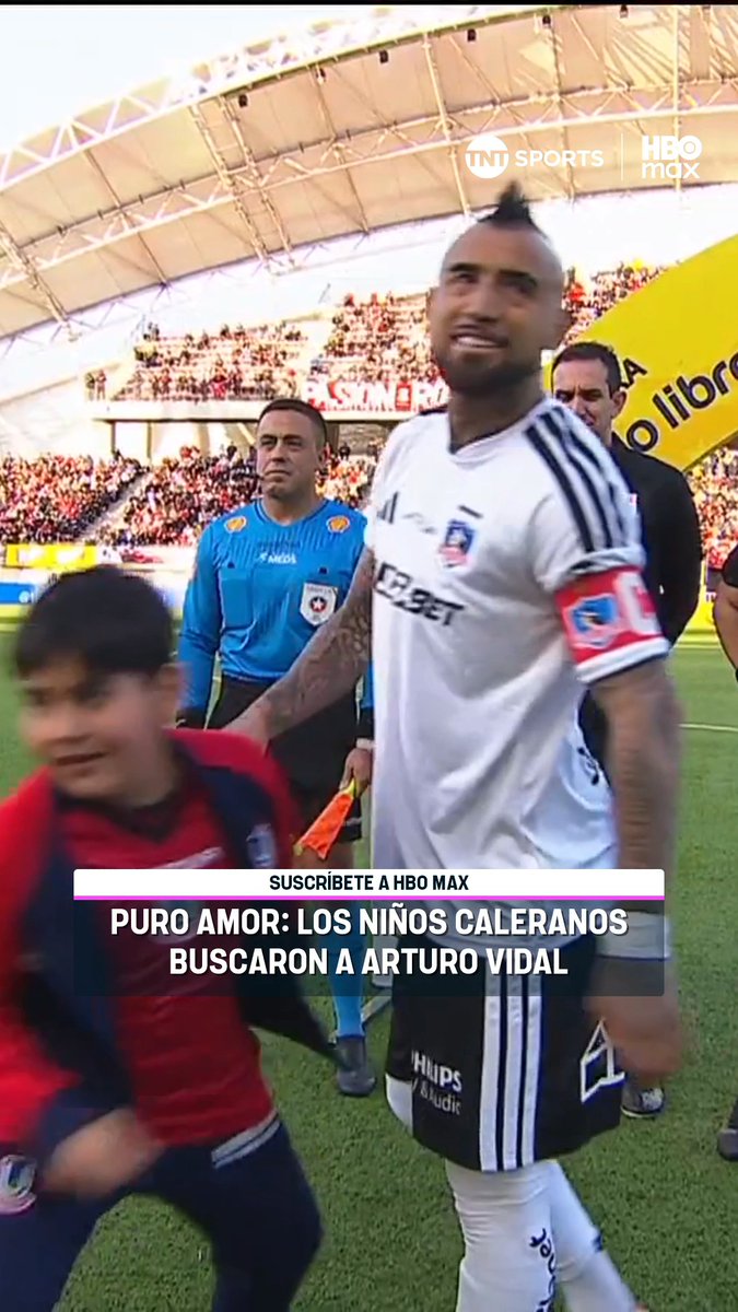 🤩👑🏁 EL REY NO SE HIZO PROBLEMA En este Día de la Niñez, jugadores de las series menores de Unión La Calera salieron a la cancha con el plantel, pero algunos no se aguantaron y fueron a saludar a Arturo Vidal, quien no se hizo problema en la previa del partido de #ColoColo en este #MatchdayDomingo. Disfruta lo mejor del fútbol chileno. Suscríbete a #TNTSportsenHBOMax 📲💻 Link en la BIO 📍