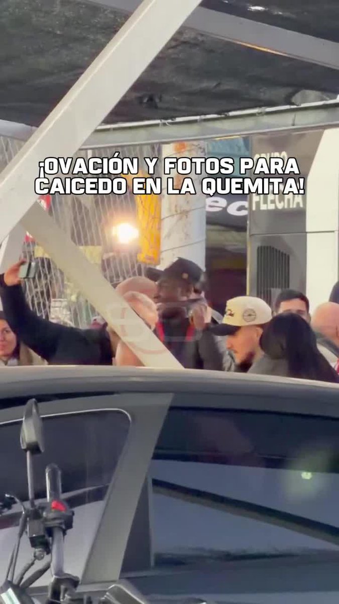 EL MÁS BUSCADO: ovación para Jordy Caicedo en La Quemita, el goleador de la victoria de Huracán en el clásico contra San Lorenzo.