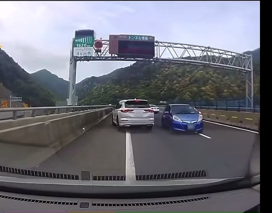 高速道路を逆走してポルシェにぶつける！！ 怖すぎだろが…