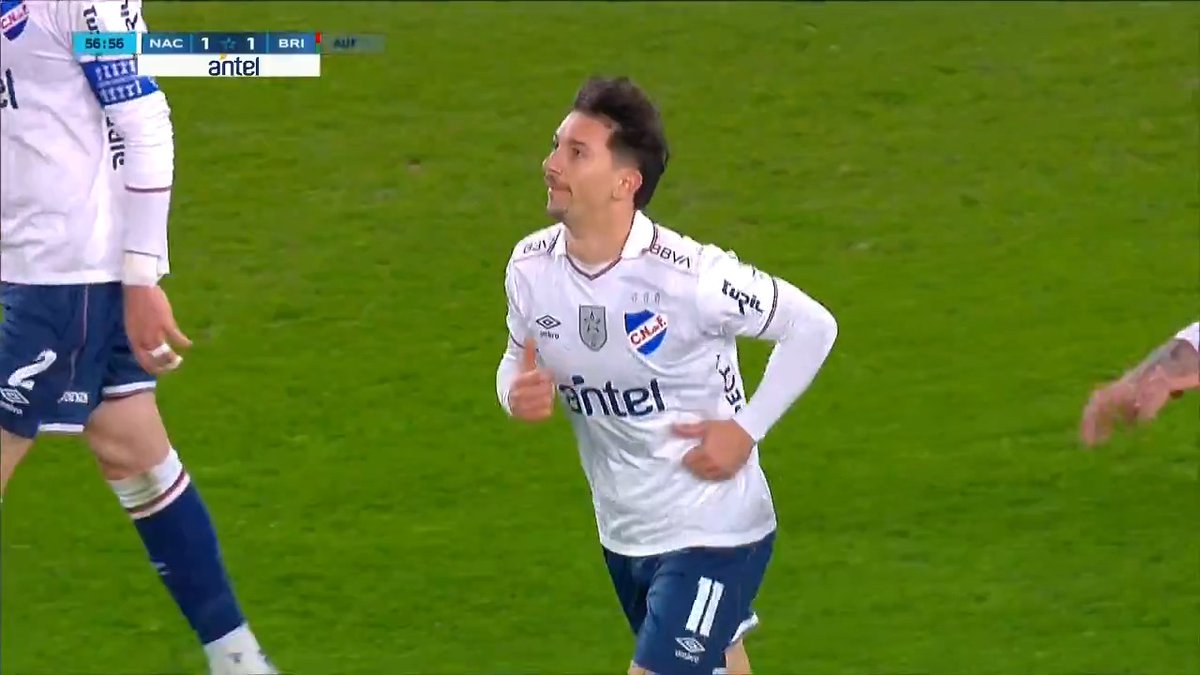 GOL EN CONTRA DE MAXI SILVERA: Rodrigo Saravia puso el tiro libre en el área, el delantero de Nacional la cabeceó contra su propio arco y le dio el empate a Boston River. ▶️ Mirá el 🇺🇾 #CampeonatoUruguayo en el Plan Premium de #DisneyPlus