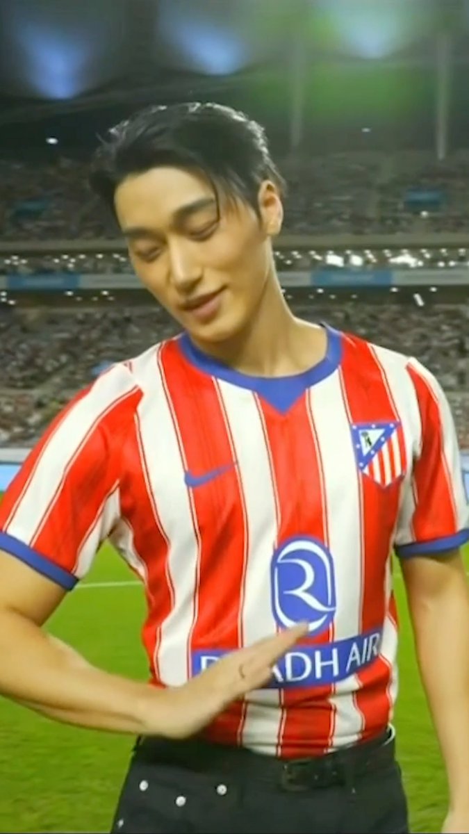 San, miembro del grupo de K-Pop ATEEZ, fue el encargado de dar la patada inicial en el amistoso entre el Atlético de Madrid y el Manchester City 🕺⚽️.