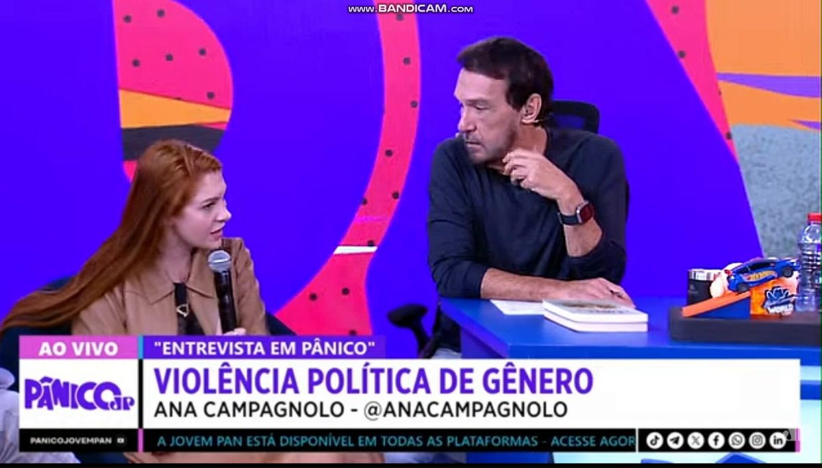 Nesse trecho da entrevista, a Ana Campagnolo foi interpelada por um dos comentaristas e ficou visivelmente desconfortável, constrangida com a pergunta. Mas, seguindo o mesmo modus operandi de quem já passou pelo MBL, percebe-se nos gestos e nos trejeitos que ela tenta validar simpatia pela família Bolsonaro, enquanto critica a atitude do Carlos. O pior é que ela acaba contribuindo com a narrativa da esquerda e do consórcio, ao dizer que o pedido do presidente Jair Bolsonaro para o Carlos ir ao Senado seria para “salvar os filhos”. Não, Ana, pare de contribuir com essas narrativas. O pedido do presidente é parte de um projeto pelo Brasil, algo que você não entende, ou finge não entender. Ela segue tentando se justificar, citando a Carol de Toni e o governador Jorginho Mello para tentar dar legitimidade ao seu argumento raso, e ainda afirma que a Carol estaria vendo a possibilidade de ir para o partido Novo, o que é um completo absurdo. Eu digo mais: quem tem mais chance de ir para o Novo é você, Ana, e o seu amigo Nikolas, que visam sim um projeto de poder, e não o Brasil. Curioso é que, num primeiro momento, ela pede alguém para falar em seu nome, e agora fala por conta própria. Que contradição gritante.