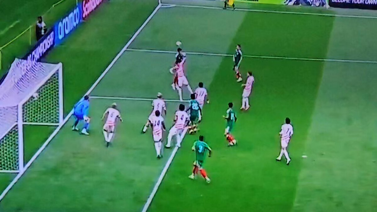 Gol de México 1-0 a Estados Unidos. Entró o no? Dijo el VAR que sí!
