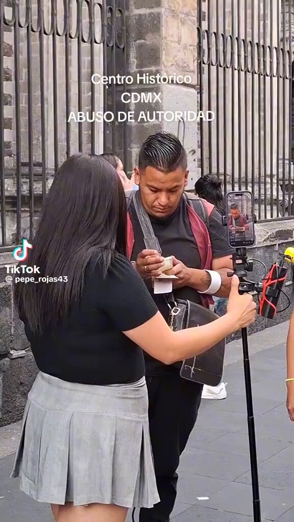 “¡Déjala trabajar, que cante, que cante!”, dicen personas que defienden a una cantante en el Centro Histórico de presuntos servidores públicos que intentan retirarla. #CdMx. #Video 🎥👇🏽