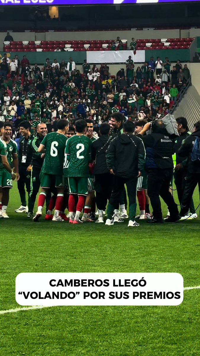 ¡LLEGÓ CON ESTILO! 😎🔥 🇲🇽 Los jugadores del TRI pusieron a volar a Hugo Camberos, para llevarlo a recoger sus premios. El atacante se llevó la bota de oro y balón de oro de la competición. 🤩
