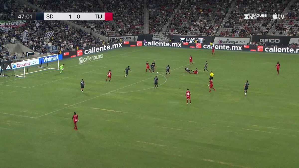 ¡Cerca el niño maravilla! 🪄 Gilberto Mora a nada de marcar el empate para Xolos 🐕 #LMXLC2026 | #XOL | #J2 📺 Ve la Leagues Cup 2026 en vivo en Apple TV
