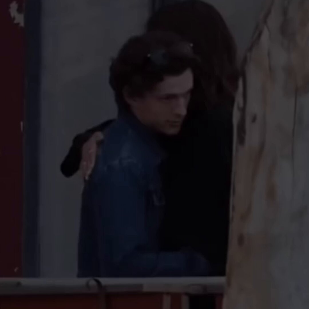 EU NÃO ESTOU BEM. o jeito que eles andam de mãos dadas como se o mundo inteiro tivesse desaparecido… isso é nostalgia, isso é romance, isso é romance de verdade. 😭