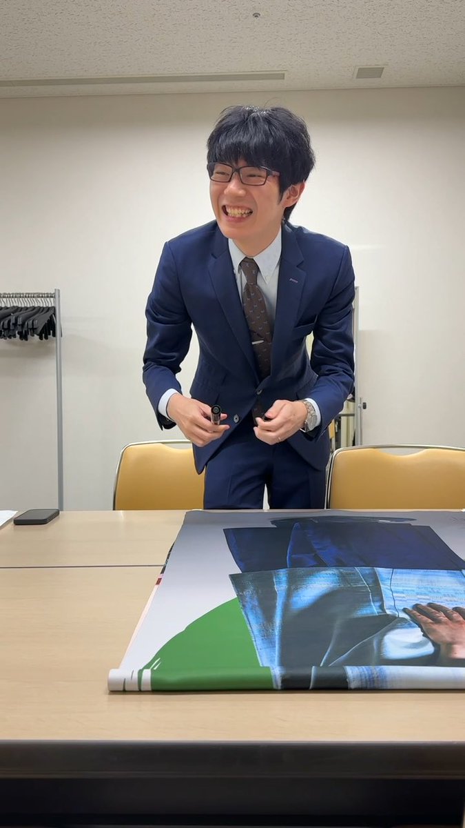 週末に行われた #JT杯 二回戦第一局(北海道大会)伊藤匠叡王・王座🆚斎藤慎太郎八段。 今回も両対局者からのぼりへの直筆サインをいただきましたので、その様子をお届け✍️ 次回は8/22(土)二回戦第二局(北陸・信越大会)佐々木勇気八段🆚近藤誠也八段です‼️ 今回の伊藤叡王・王座と斎藤八段の直筆サイン入りのぼりも会場にございますので、ご来場の方はあわせてお楽しみください🤗