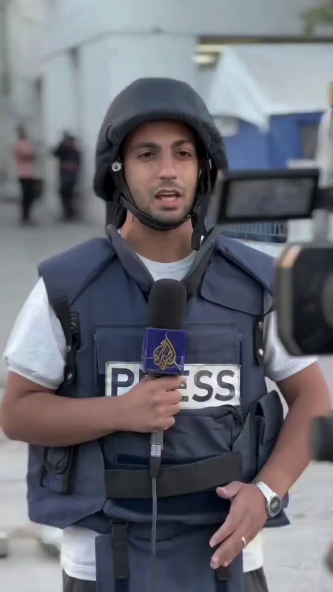 صباح الخير يا أنس.. ما أثقل تلك الليلة التي بكتك فيها ملايين الناس.. ابن المخيم الأصيل، صاحب القبول والجمال.. قلت لك يوما "غزة رح تنخرس لو قتلوك".. هذا ما حصل.. أصاب غزة الخرس لم تعد تتحدث ولم يسمع لها أحد صوتك بعدك ! كان اغتيالك البداية لمسحها بالكامل.. قطعوا الصوت كي تُباد بصمت.. كنت صوتنا، حزننا، وحتى دمعتنا ! مازحتك يوم بكيت على الهواء.. "دموع حقيقية؟!".. فأرسلت لي صورتك تبكي في خيمتك بعد التغطية. كنت إحساسنا وصرختنا التي سمعها العالم وخذل.. يقيني يا حبيبي أنك الآن في المكان الذي تستحق.. تعبت كثيرا حتى بكتك كل أزقة غزة.. ولا زلنا نبكيك يا ابن جباليا.