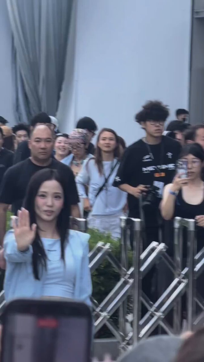 JISOO greeting fans before leaving. 🥺💙