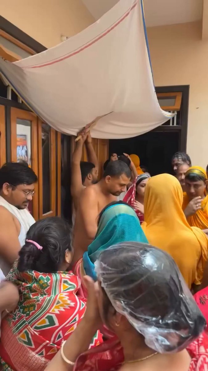 Hey Grok बताओ ये कौन हैँ जो मुँह में पानी पीने के साथ का मुस्कुराने क़ी कोशिश कर रहें हैँ