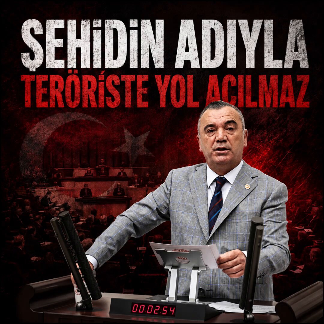 TBMM Genel Kurulunda Mehmet Ali Çelebi, şehidimiz Eren Bülbül’ün annesi Ayşe Anne’nin sözlerini yarım aktararak teröristlerin affına kapı aralayan sürece destek vermeye çalıştı. Biz de kürsüden Ayşe Anne’nin eksik bırakılan sözlerini hem dinlettik hem hatırlattık: “Bunların silah bırakacağına inanmıyorum. Bırakacağız deyip bırakmayacaklar. Bunların kalleşliğine akıl ermez!” Şehit annesinin sözünü yarım aktarıp şehidimizin hatırasını siyasi sürece dayanak yapamazsınız. Binlerce teröriste kolaylık sağlamak için Meclisi sabahlara kadar çalıştıranlar; konu gazilerimizin ve şehit yakınlarımızın haklarına gelince sessizliğe gömülüyor. Terör örgütü silah bırakabilir, Türkiye Cumhuriyeti adaleti bırakamaz! #KuvaİYİMilliye